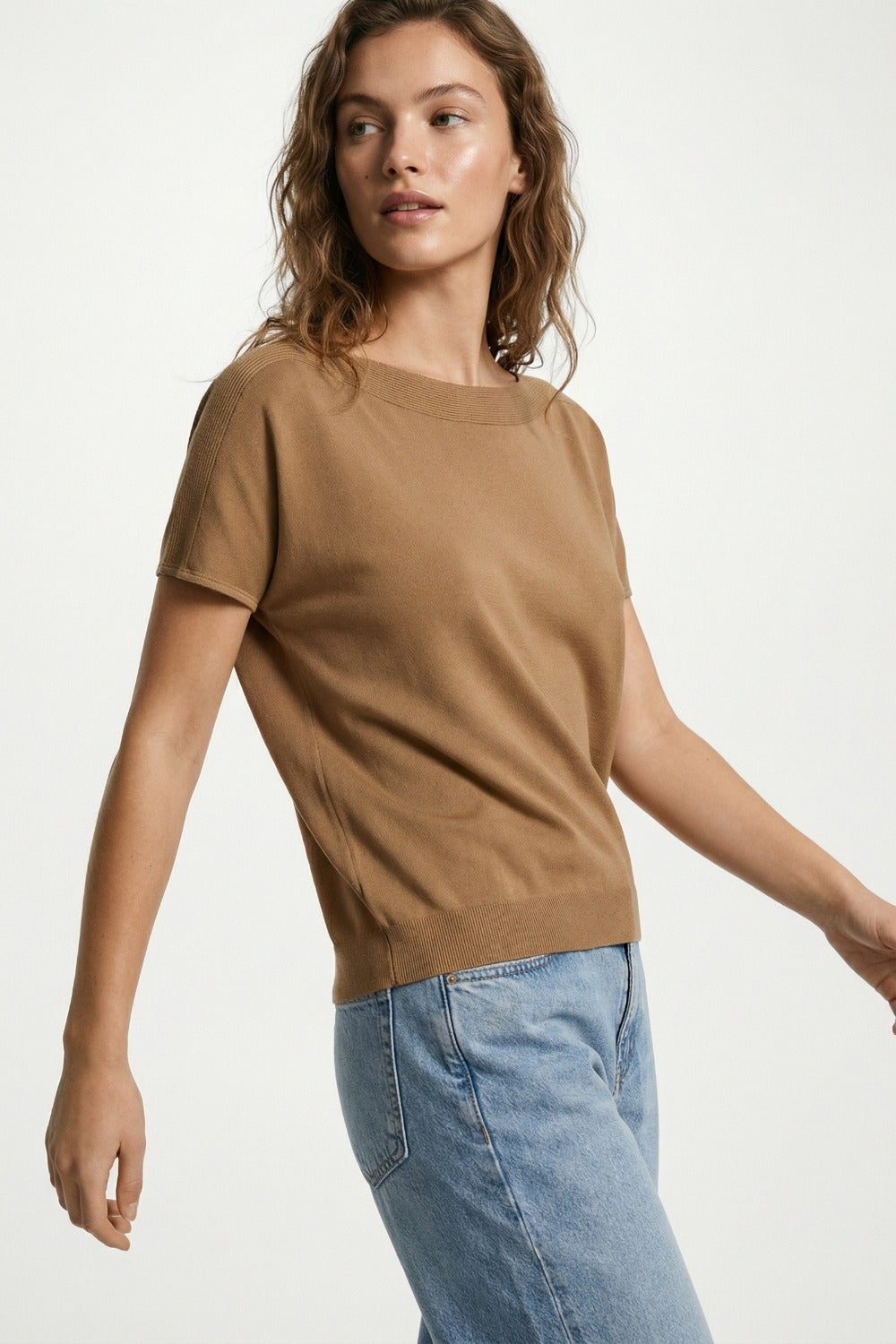 Camisola descontraída com gola de barco em camel e mangas descaídas