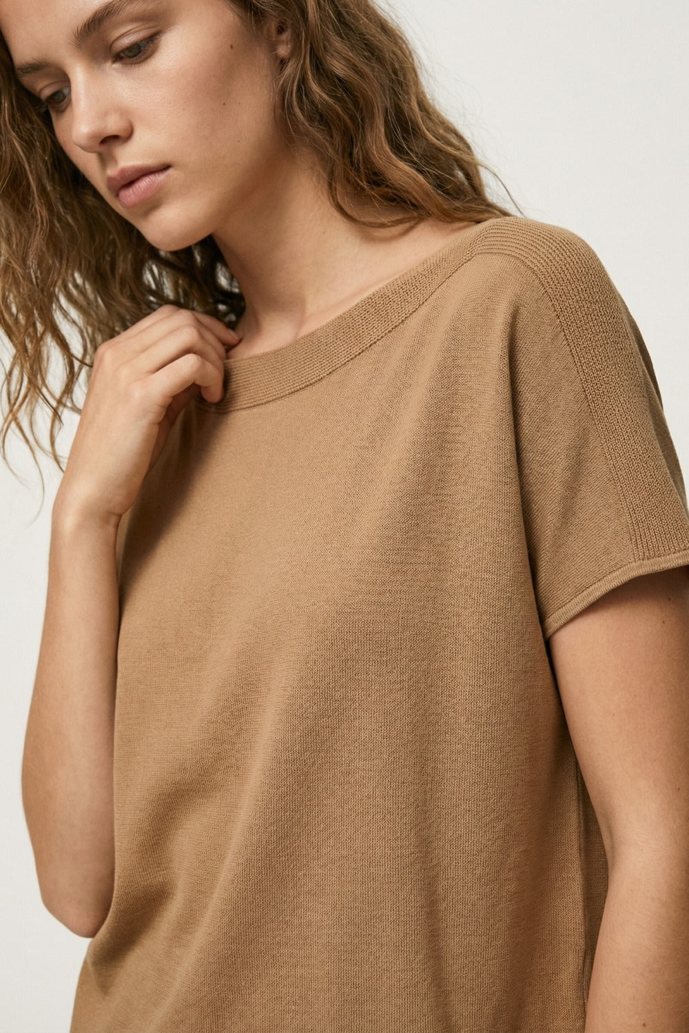 Camisola descontraída com gola de barco em camel e mangas descaídas