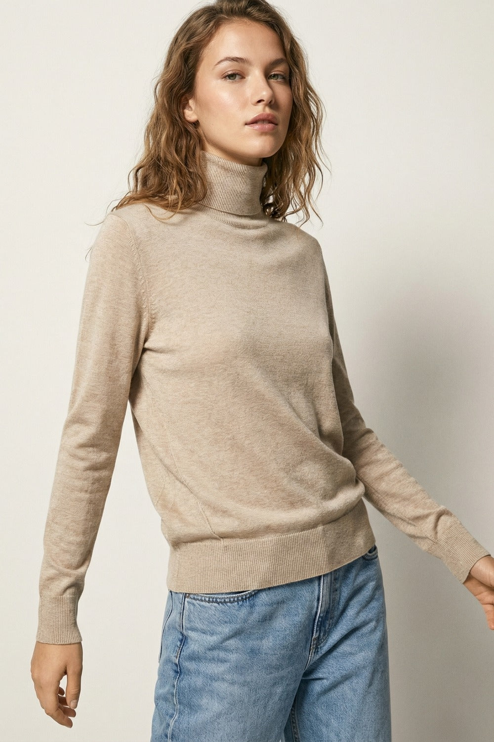 Camisola de gola alta bege em malha fina de lã merino