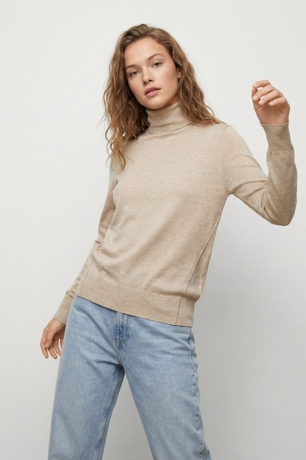 Camisola de gola alta bege em malha fina de lã merino