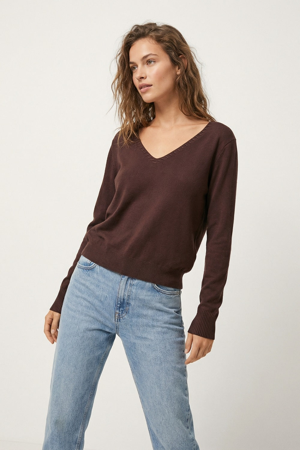 Camisola de malha fina com decote em V e pormenores decorativos no decote em castanho