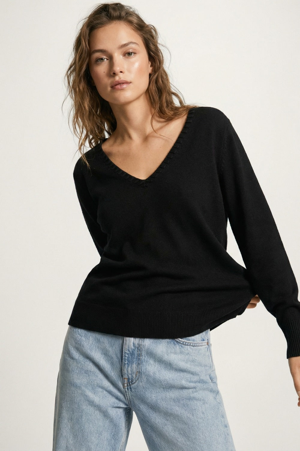 Camisola de malha fina com decote em V e pormenores decorativos no decote em preto