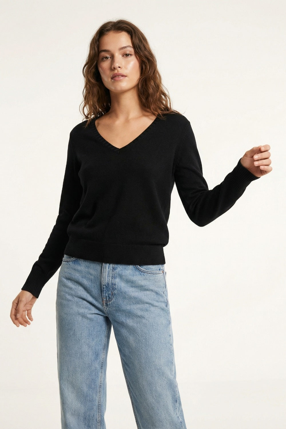 Camisola de malha fina com decote em V e pormenores decorativos no decote em preto