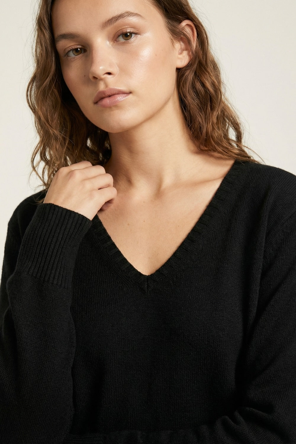 Camisola de malha fina com decote em V e pormenores decorativos no decote em preto