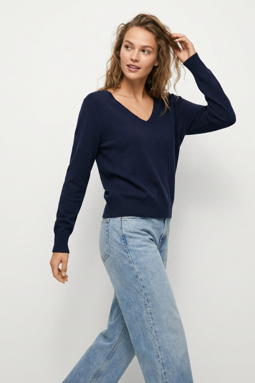 Camisola de malha fina com decote em V e pormenores decorativos no decote em azul marinho