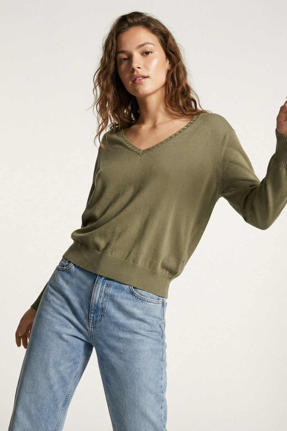 Camisola de malha fina com decote em V e pormenores decorativos no decote em cor caqui