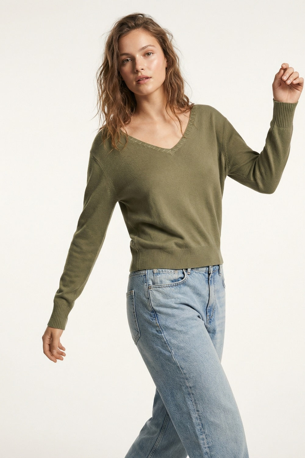 Camisola de malha fina com decote em V e pormenores decorativos no decote em cor caqui