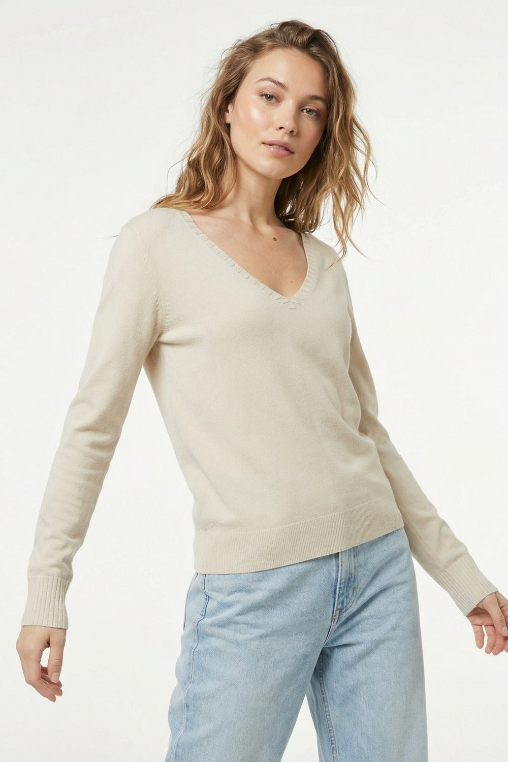 Camisola de malha fina com decote em V e pormenores decorativos no decote de cor bege