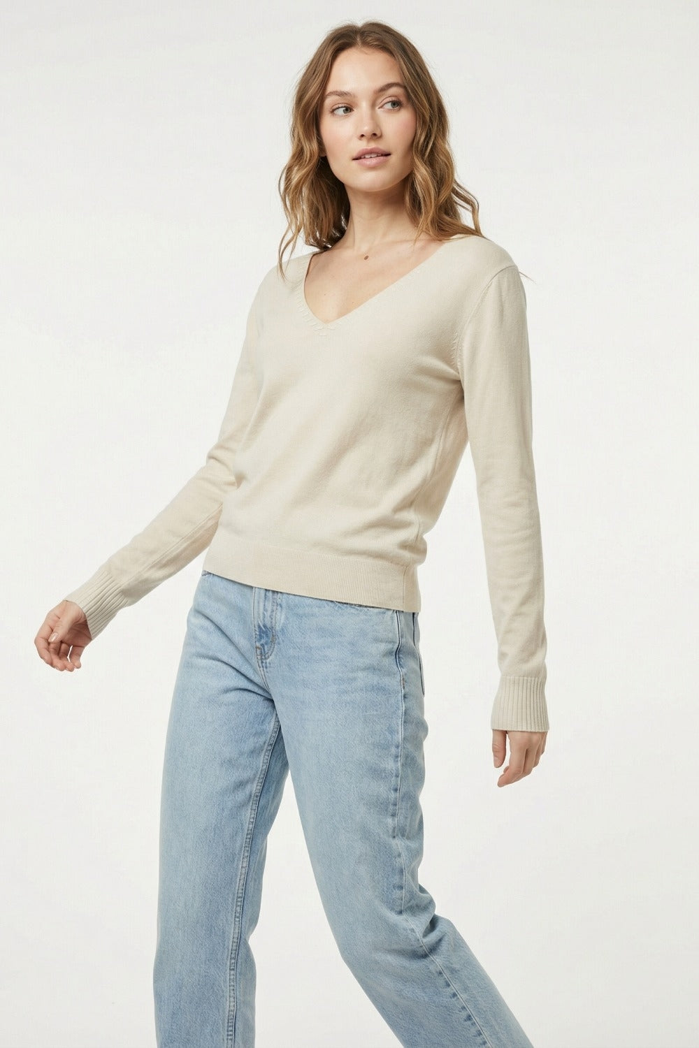 Camisola de malha fina com decote em V e pormenores decorativos no decote de cor bege