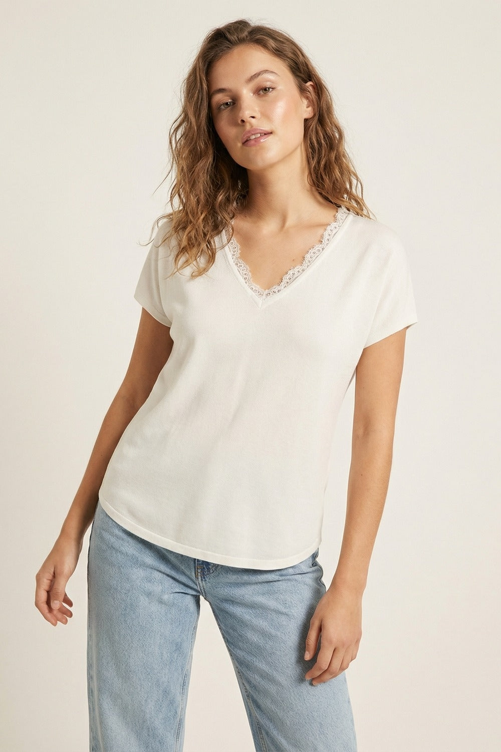Camisola de malha fina e macia com decote em V e acabamento em renda em branco