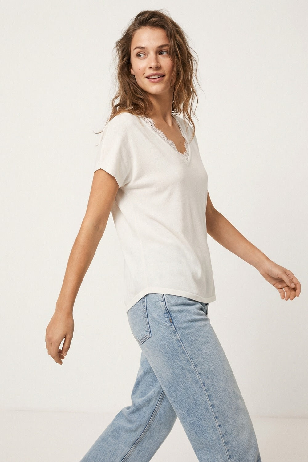 Camisola de malha fina e macia com decote em V e acabamento em renda em branco