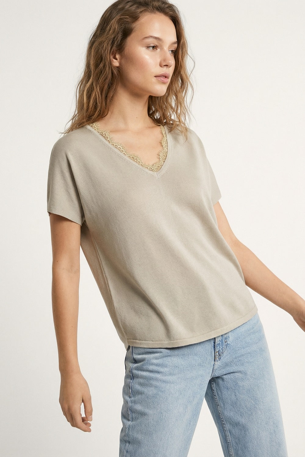 Camisola de malha fina e macia com decote em V e acabamento em renda em bege