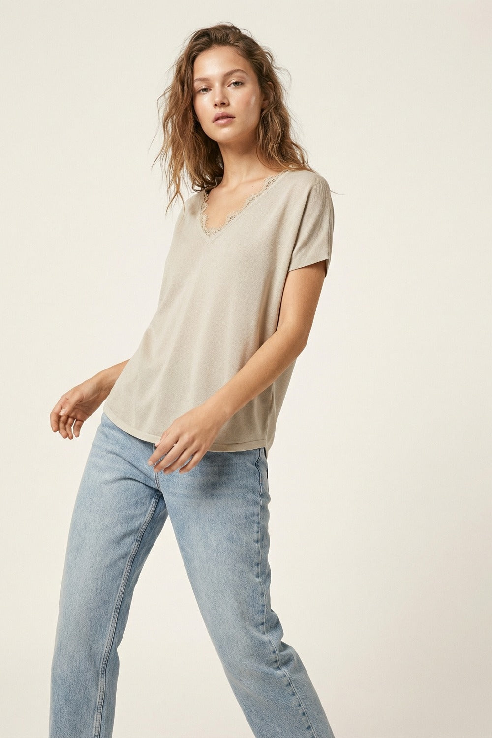 Camisola de malha fina e macia com decote em V e acabamento em renda em bege