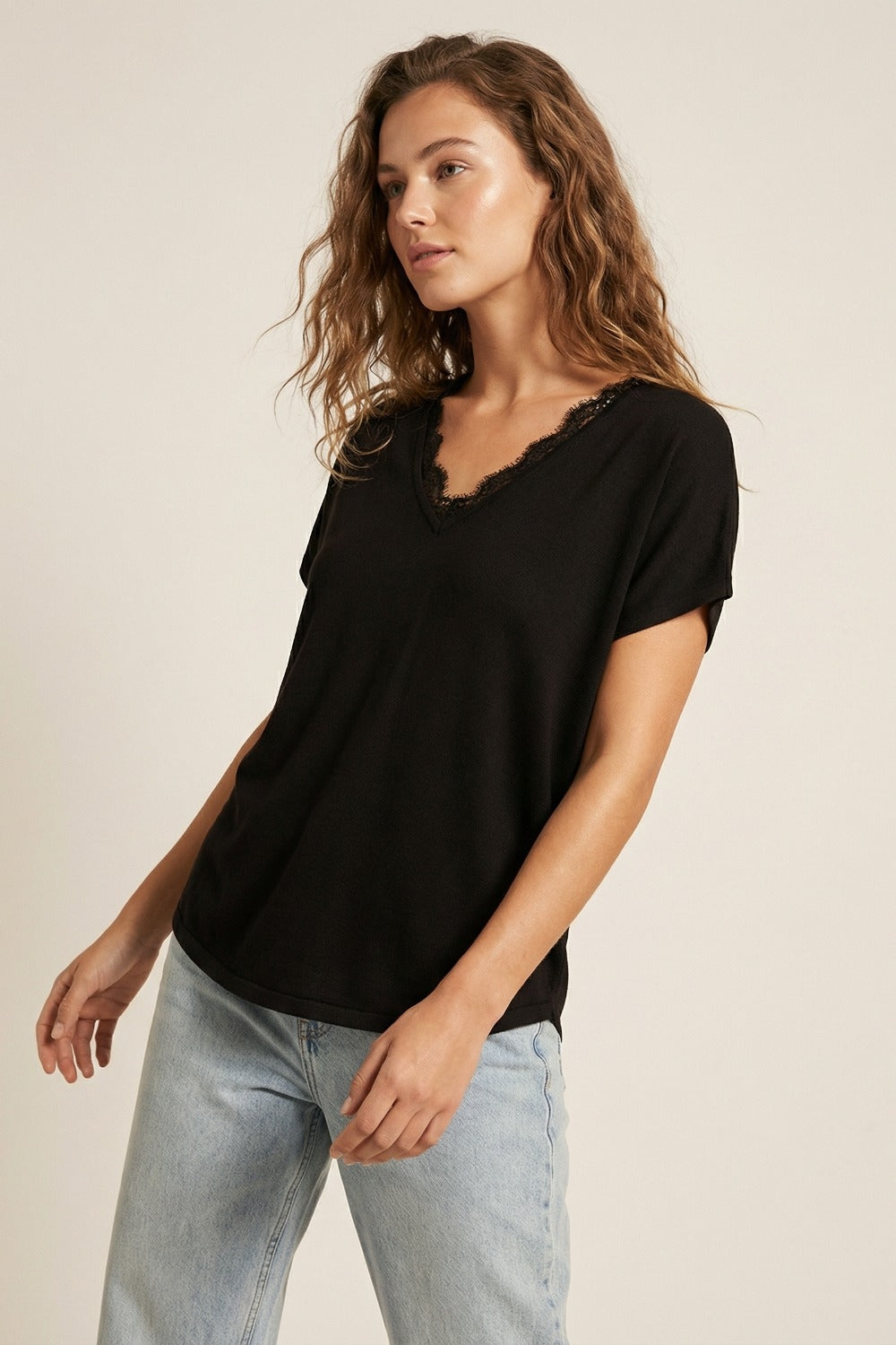Camisola de malha fina e macia com decote em V e acabamento em renda em castanho