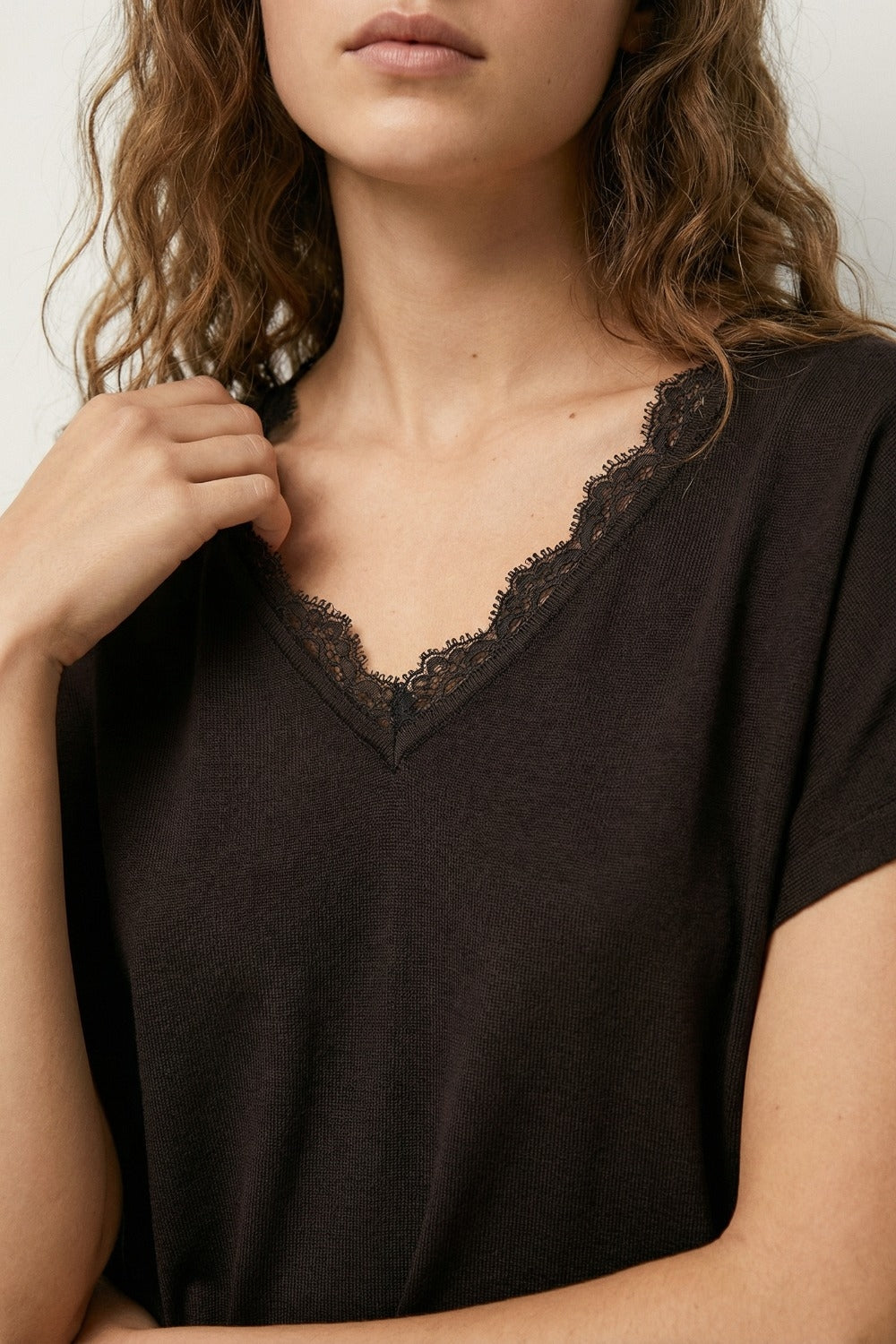 Camisola de malha fina e macia com decote em V e acabamento em renda em castanho