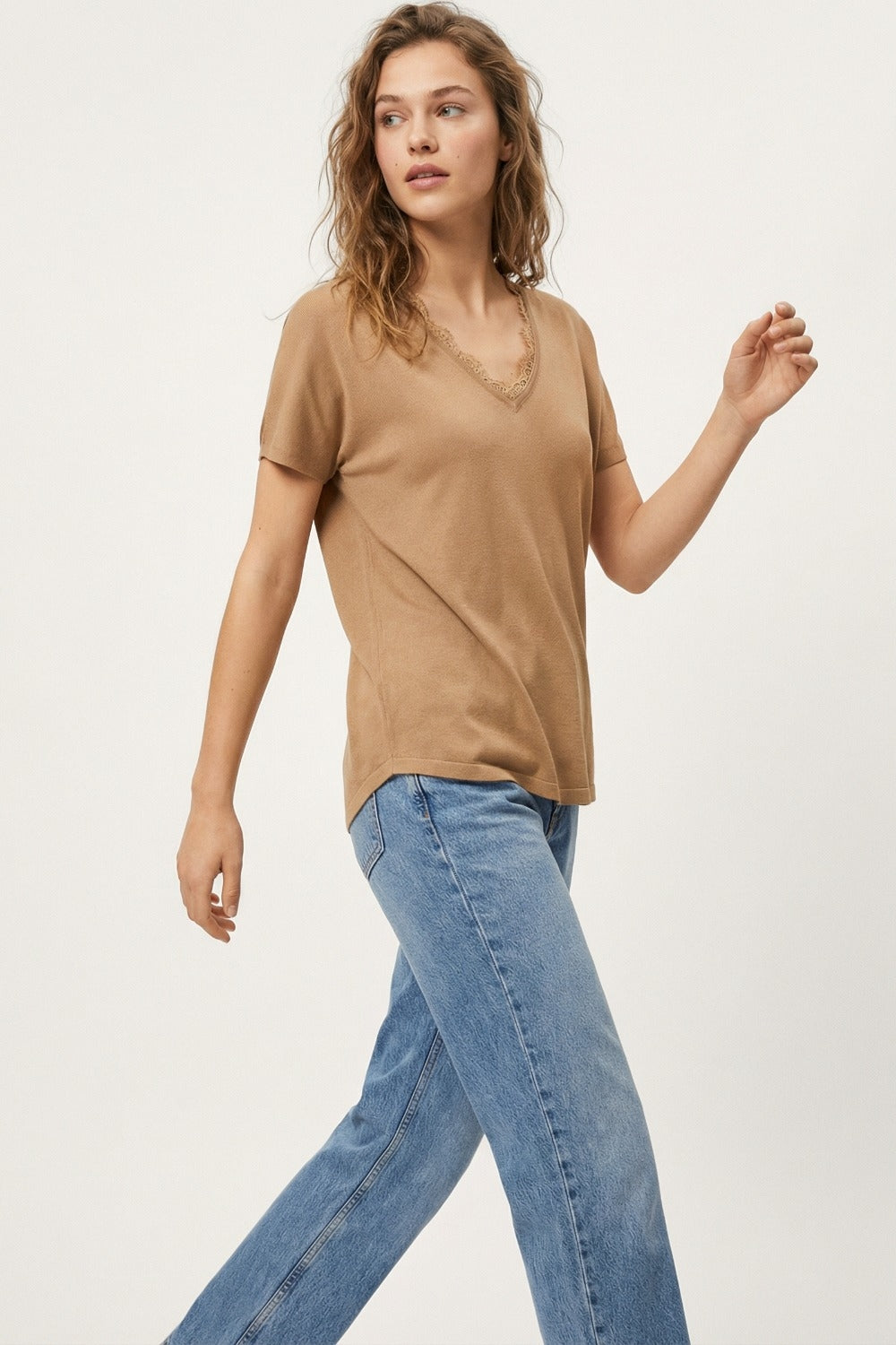 Camisola de malha fina e macia com decote em V e acabamento em renda em camel