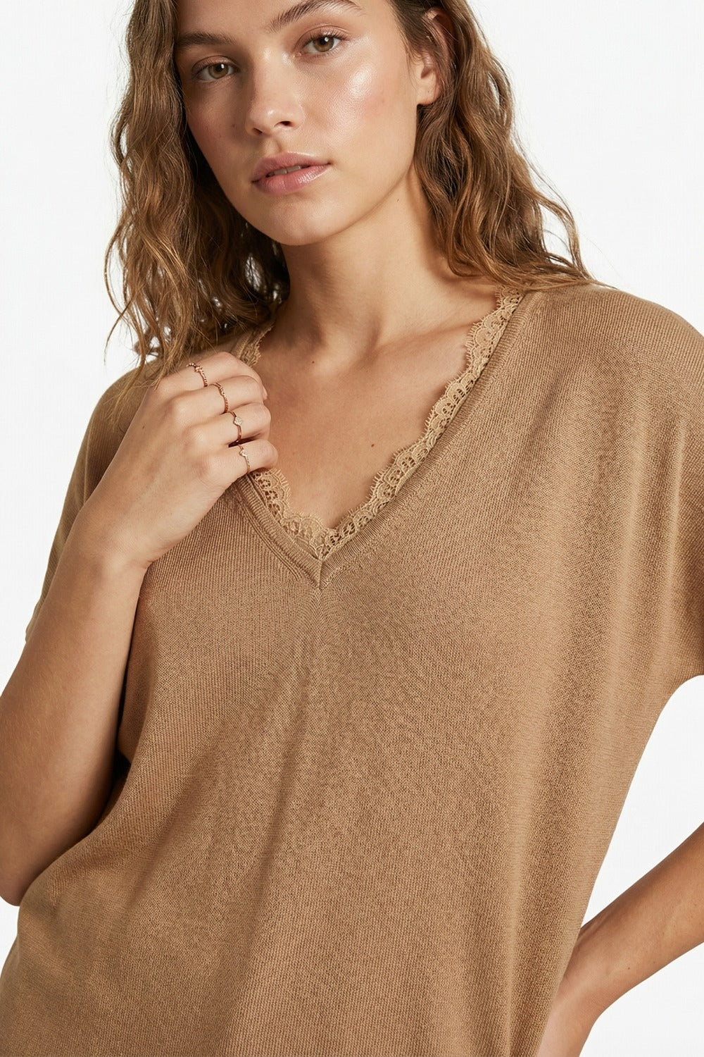 Camisola de malha fina e macia com decote em V e acabamento em renda em camel