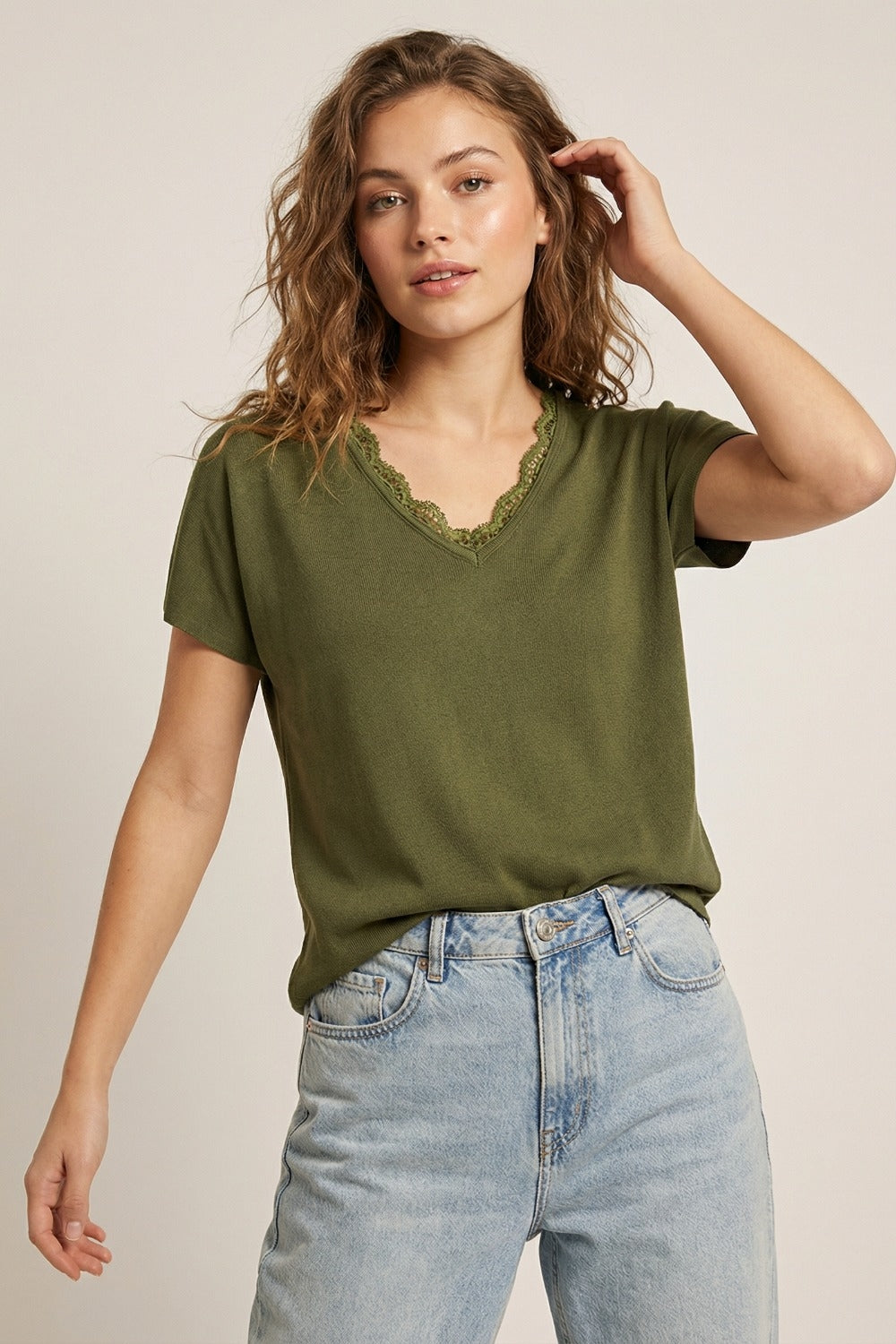 Camisola de malha fina e macia com decote em V e acabamento em renda em caqui