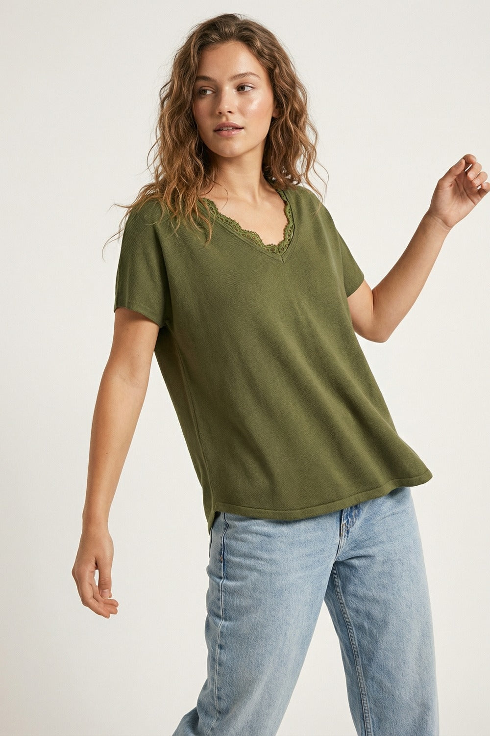 Camisola de malha fina e macia com decote em V e acabamento em renda em caqui