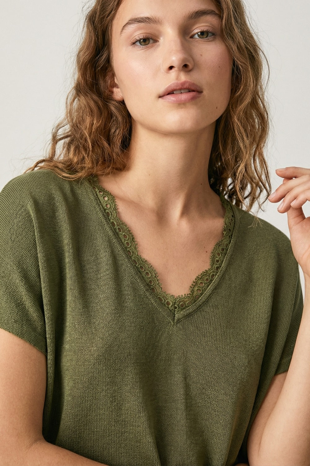 Camisola de malha fina e macia com decote em V e acabamento em renda em caqui