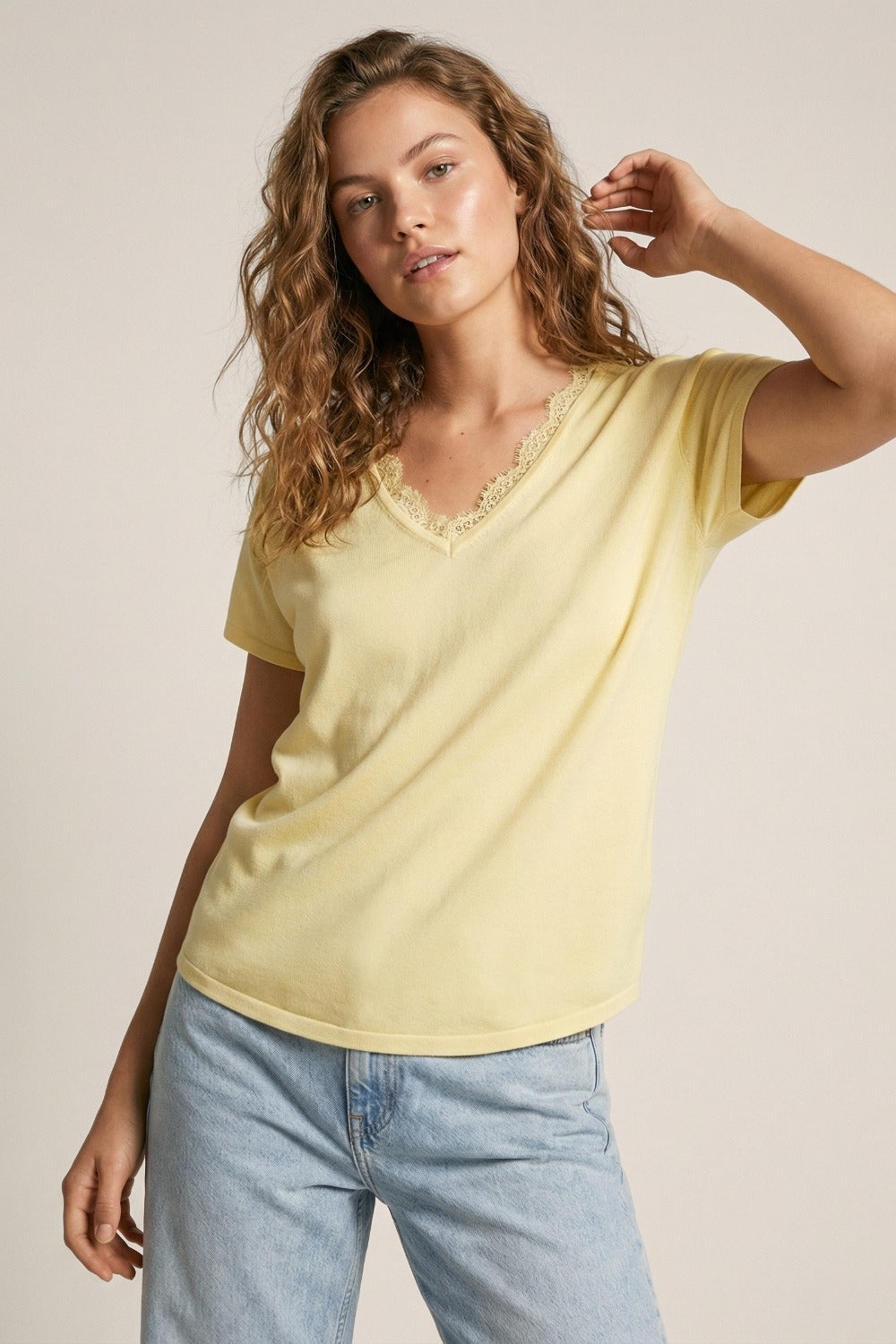 Camisola de malha fina e macia com decote em V e acabamento em renda em amarelo
