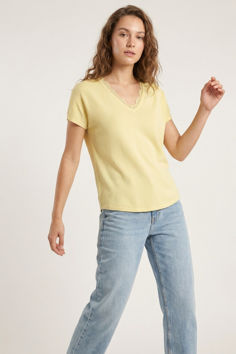 Camisola de malha fina e macia com decote em V e acabamento em renda em amarelo
