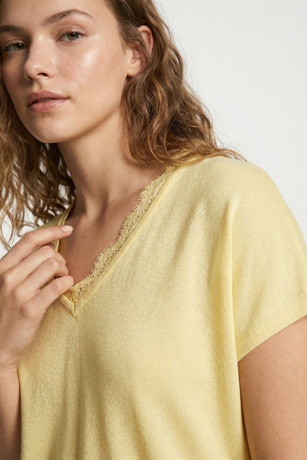 Camisola de malha fina e macia com decote em V e acabamento em renda em amarelo