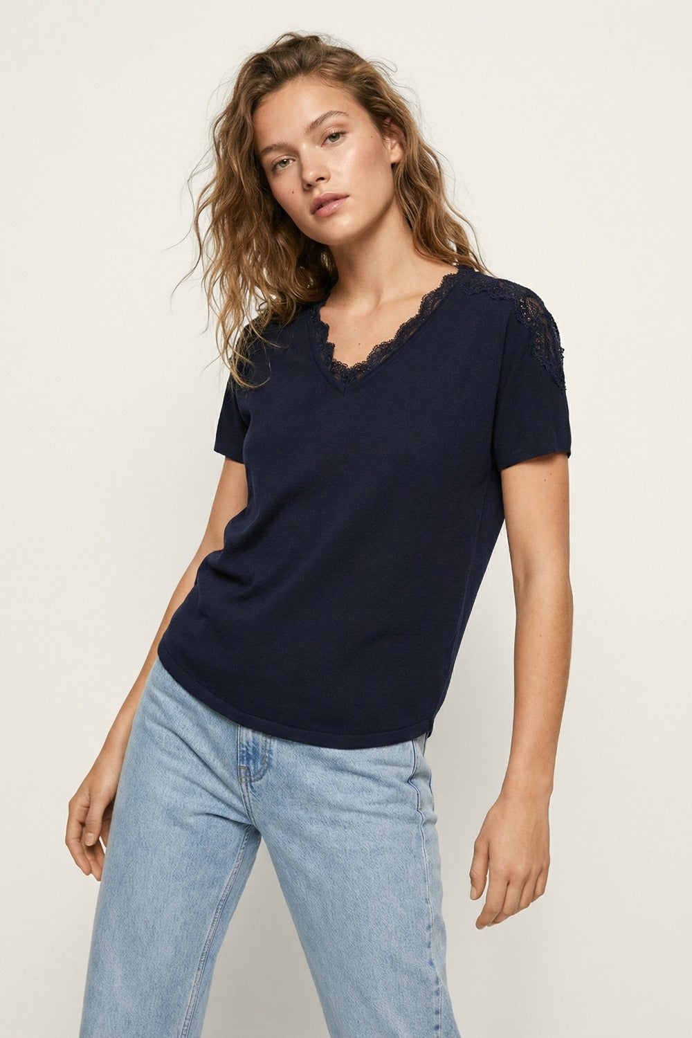 Camisola de malha fina e macia com decote em V e acabamento em renda em azul-marinho