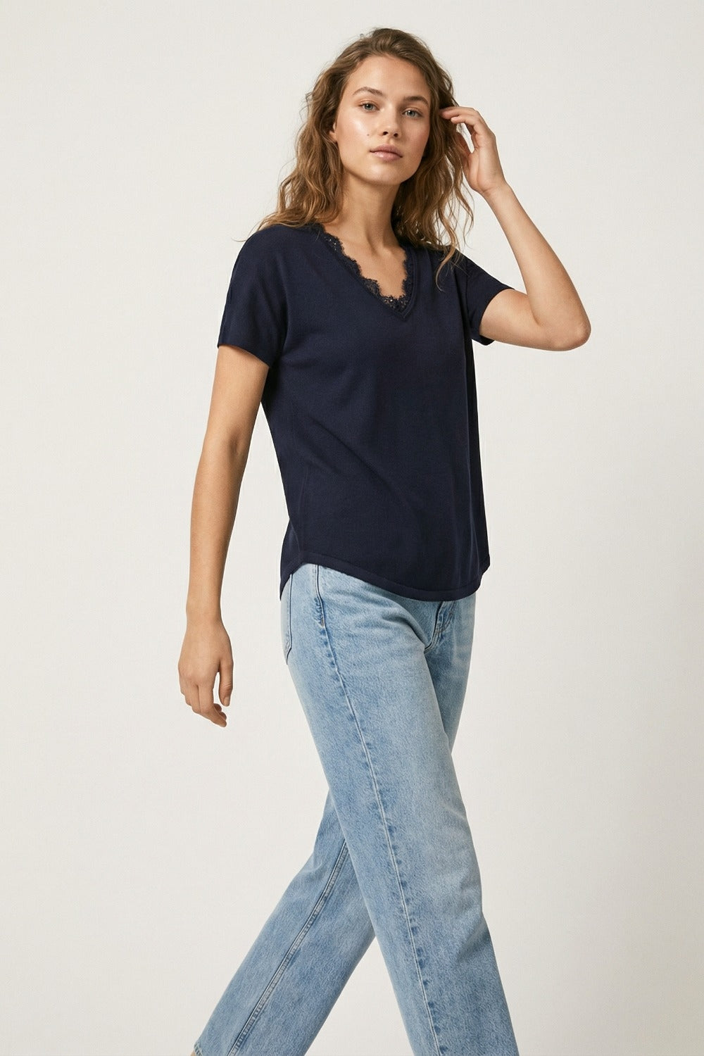 Camisola de malha fina e macia com decote em V e acabamento em renda em azul-marinho