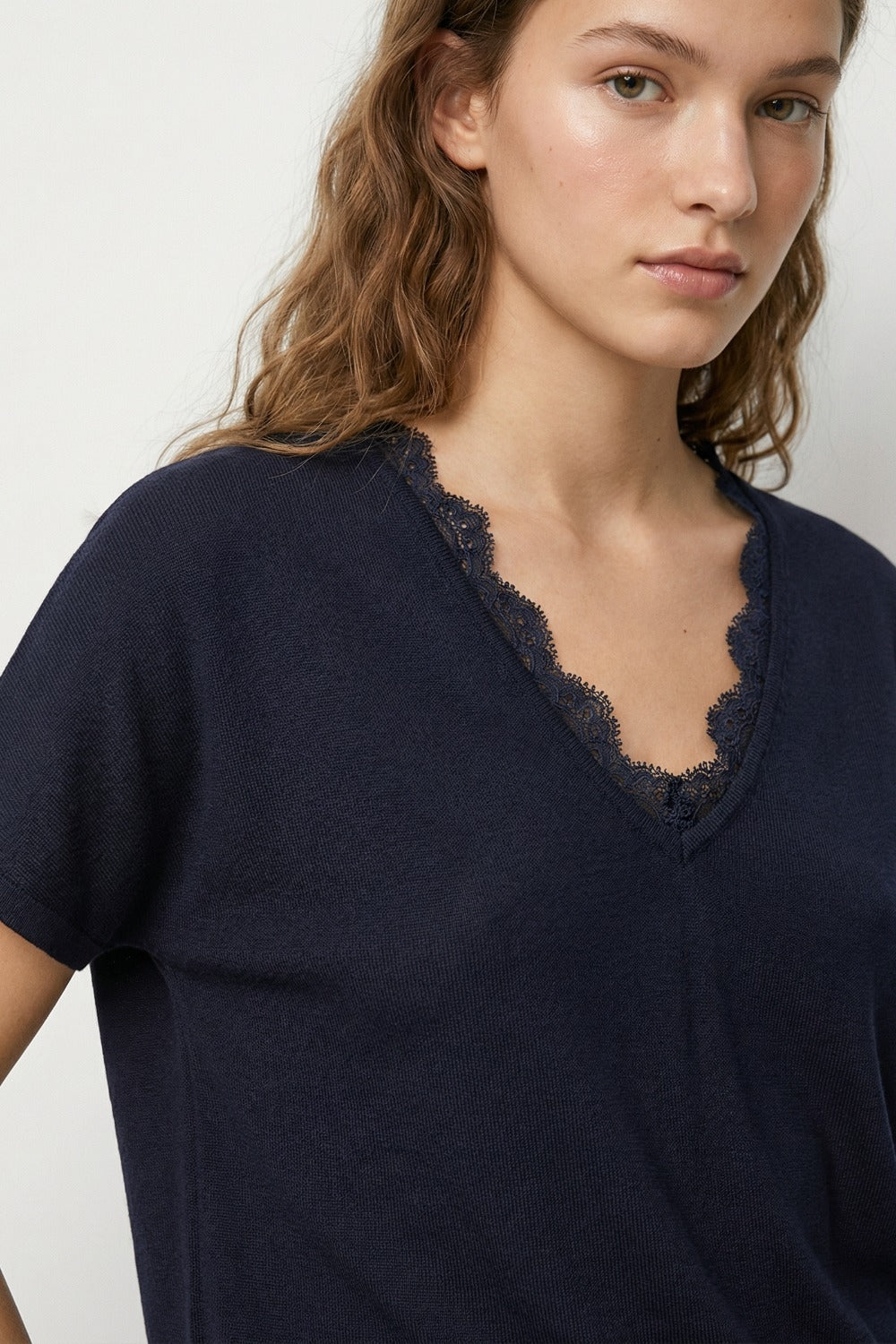 Camisola de malha fina e macia com decote em V e acabamento em renda em azul-marinho