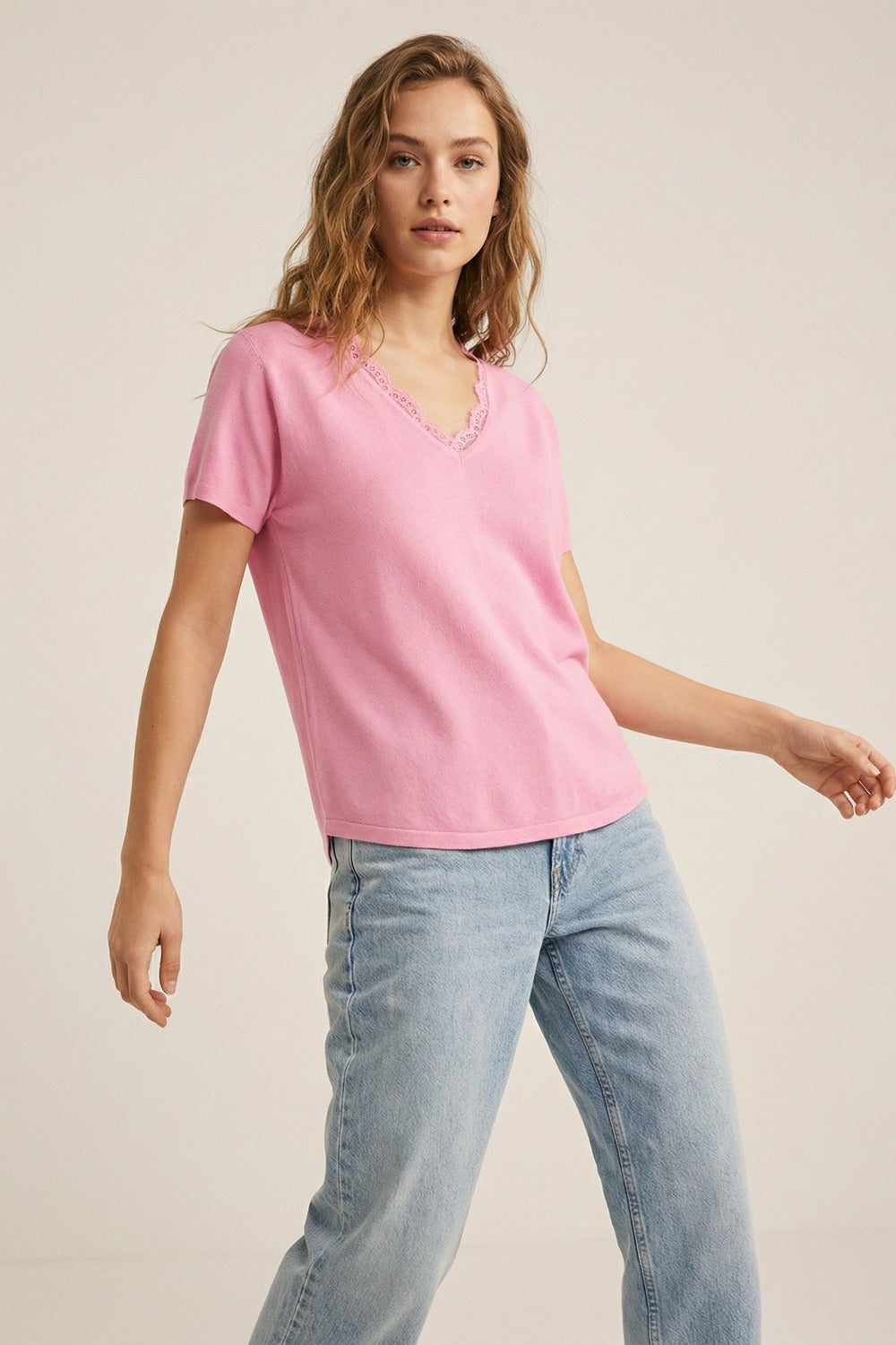 Camisola de malha fina e macia com decote em V e acabamento em renda em cor-de-rosa