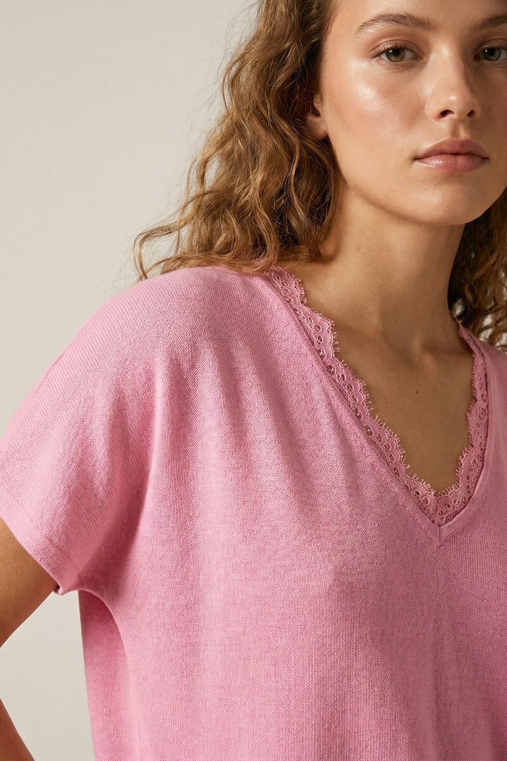 Camisola de malha fina e macia com decote em V e acabamento em renda em cor-de-rosa