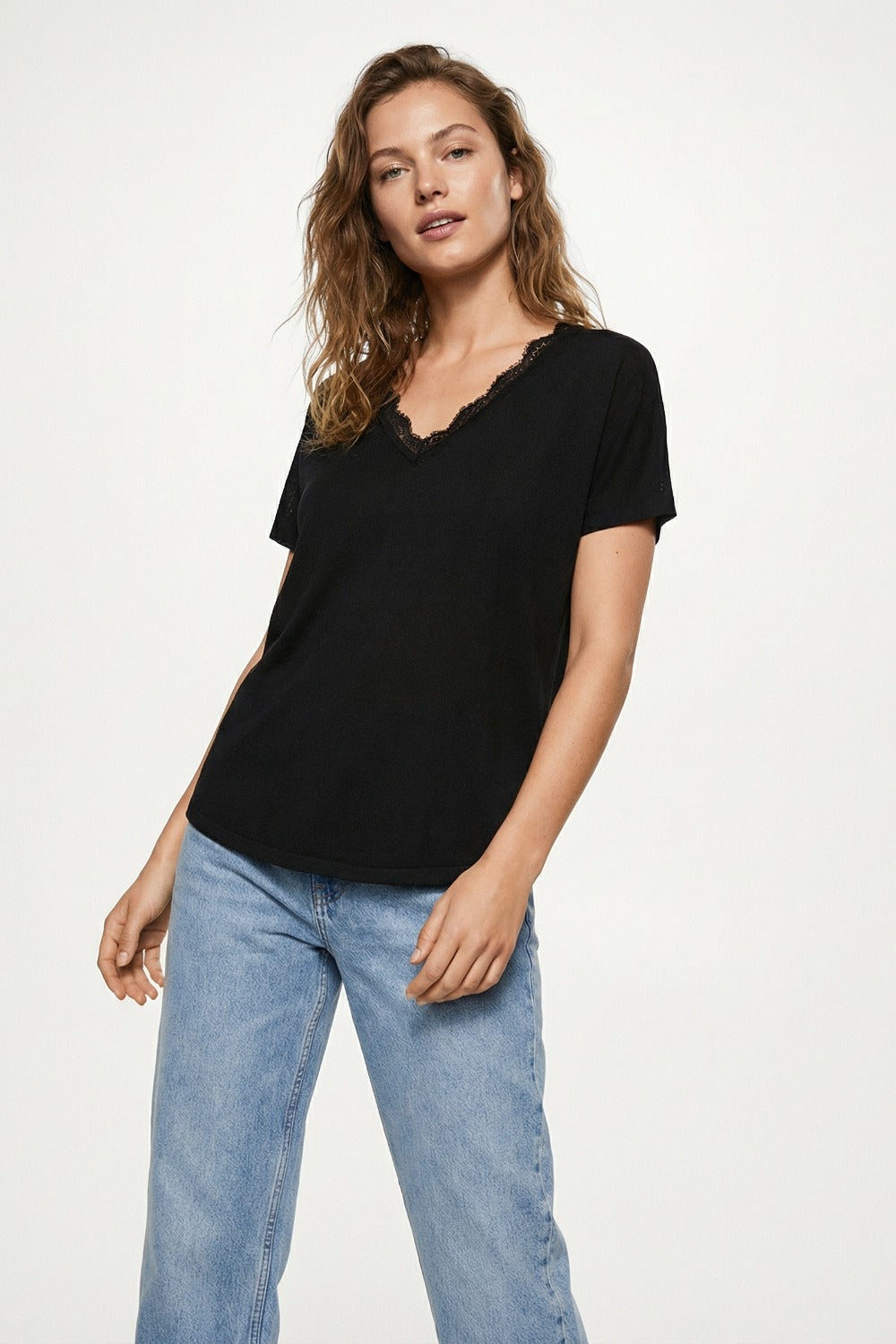 Camisola de malha fina e macia com decote em V e acabamento em renda em preto