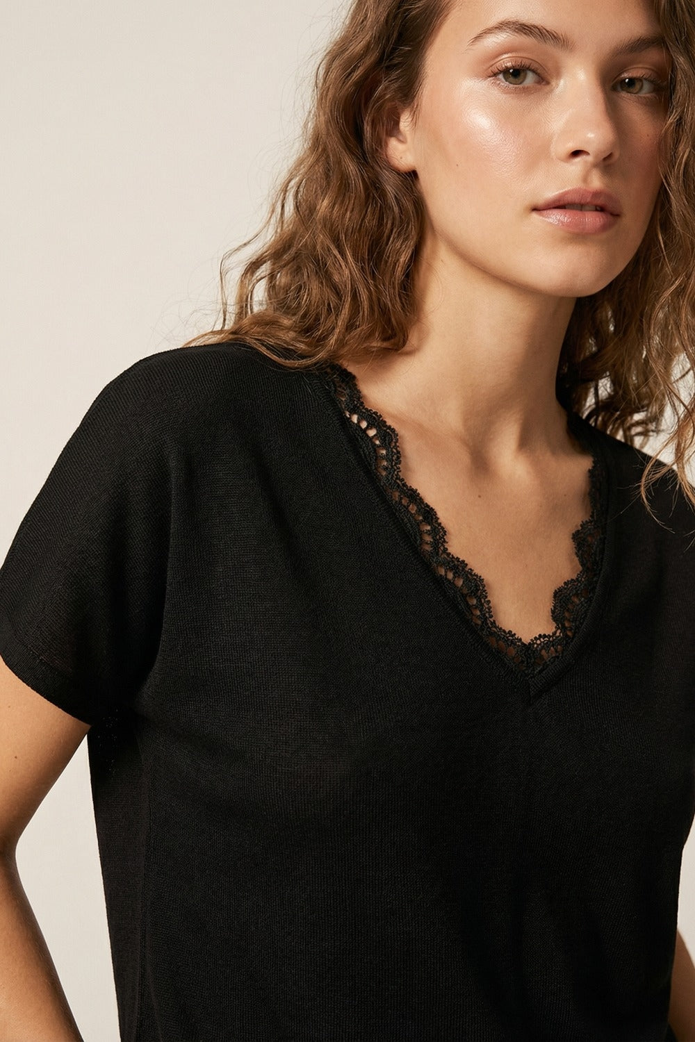 Camisola de malha fina e macia com decote em V e acabamento em renda em preto