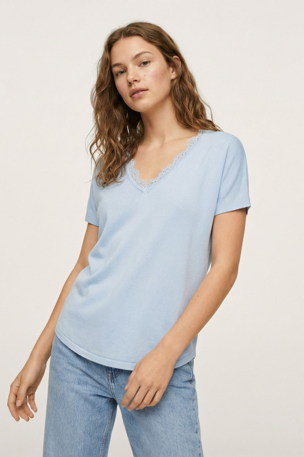 Camisola de malha fina e macia com decote em V e acabamento em renda em azul bebé