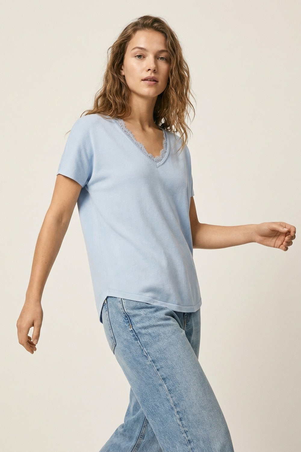 Camisola de malha fina e macia com decote em V e acabamento em renda em azul bebé