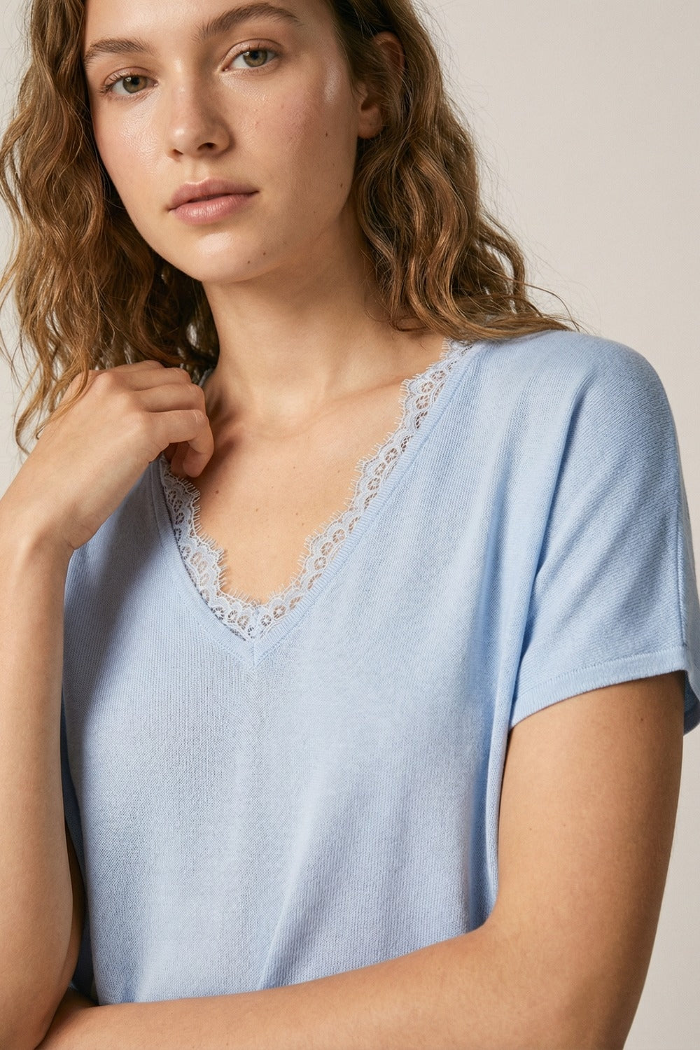 Camisola de malha fina e macia com decote em V e acabamento em renda em azul bebé