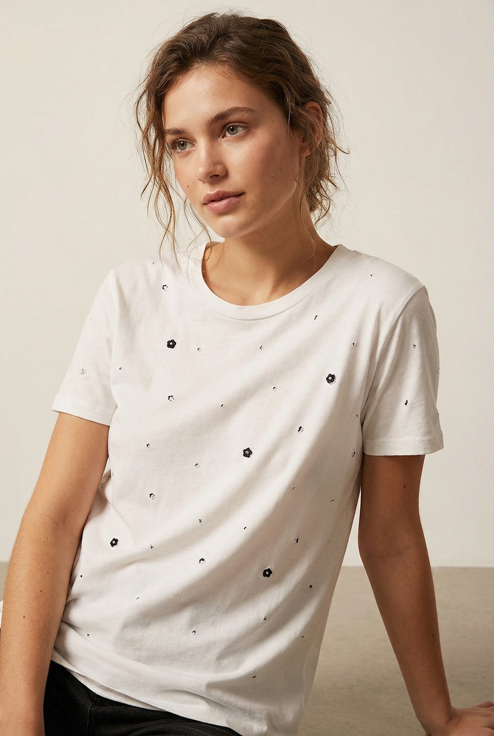 T-Shirt branca de algodão com pormenores de strass
