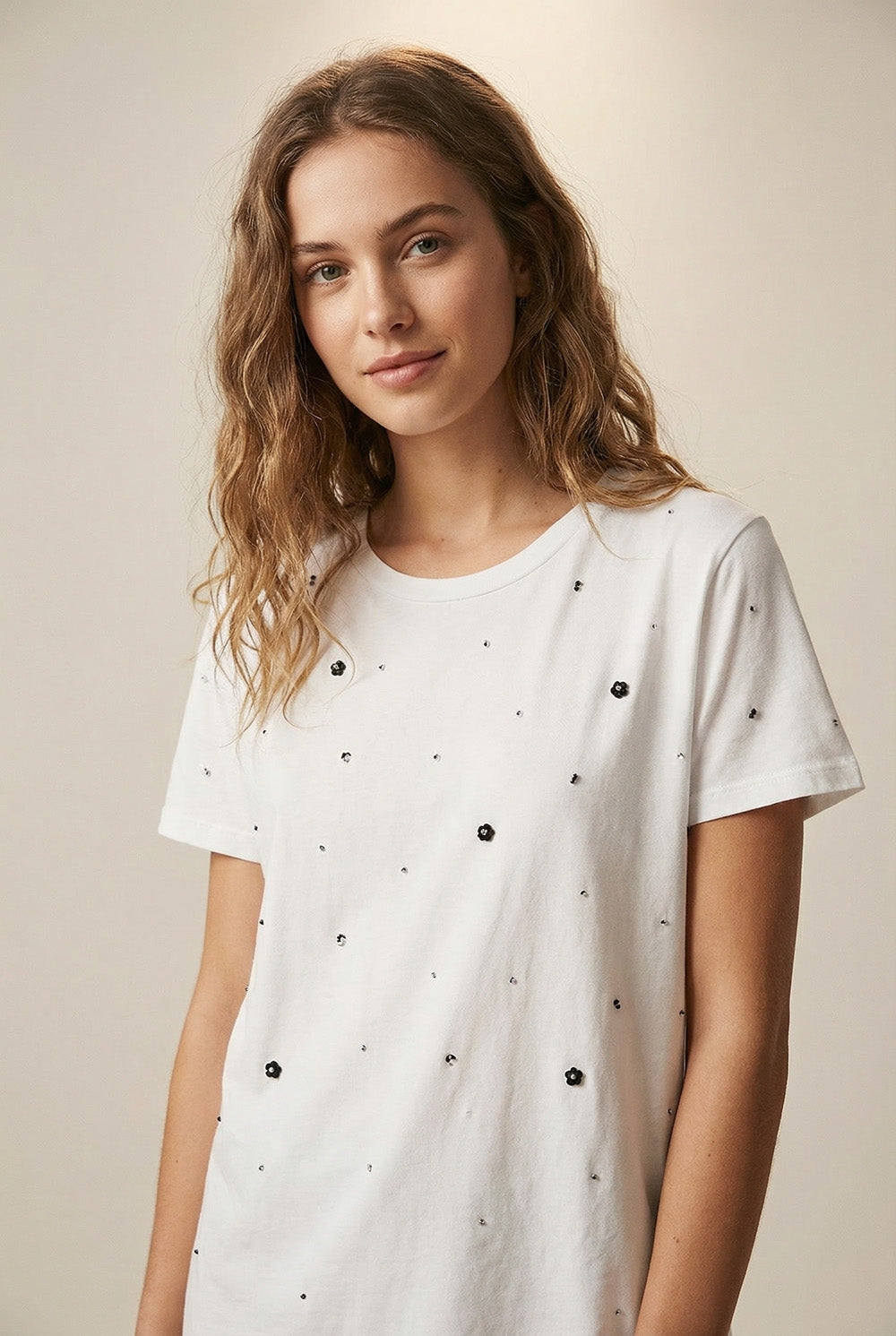 T-Shirt branca de algodão com pormenores de strass