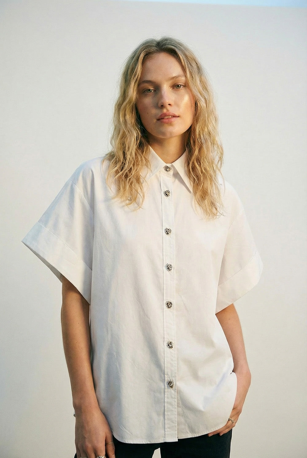Camisa kimono branca de manga curta com botões prateados