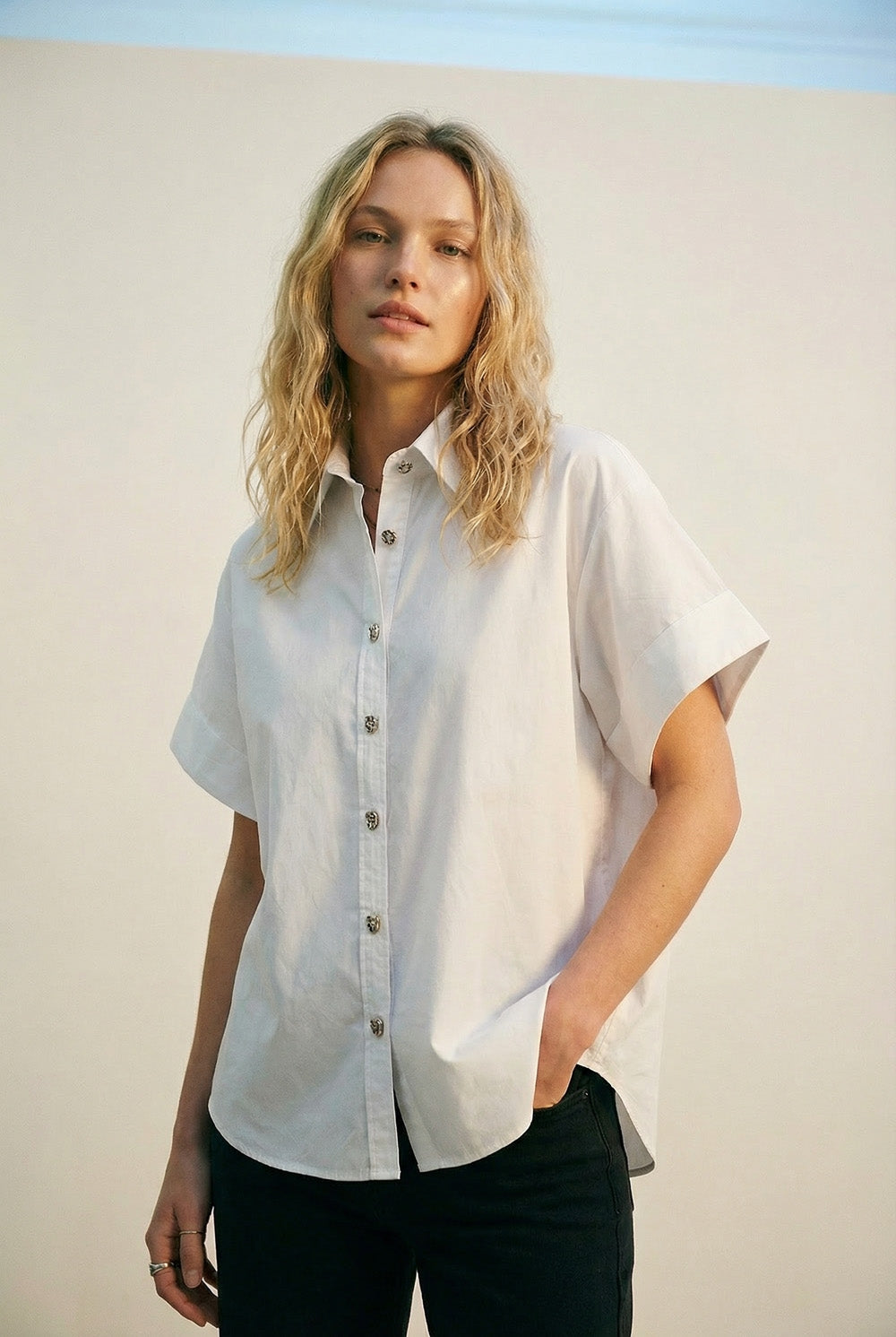 Camisa kimono branca de manga curta com botões prateados