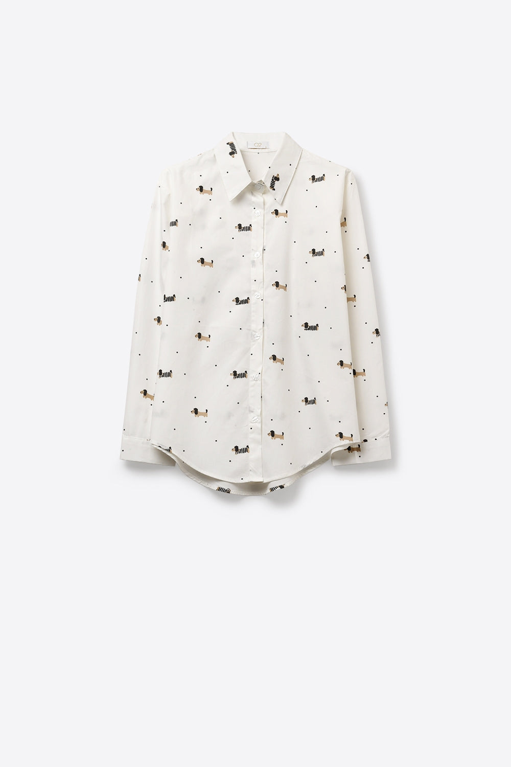 Camisa branca com botões e estampado de um cão brincalhão