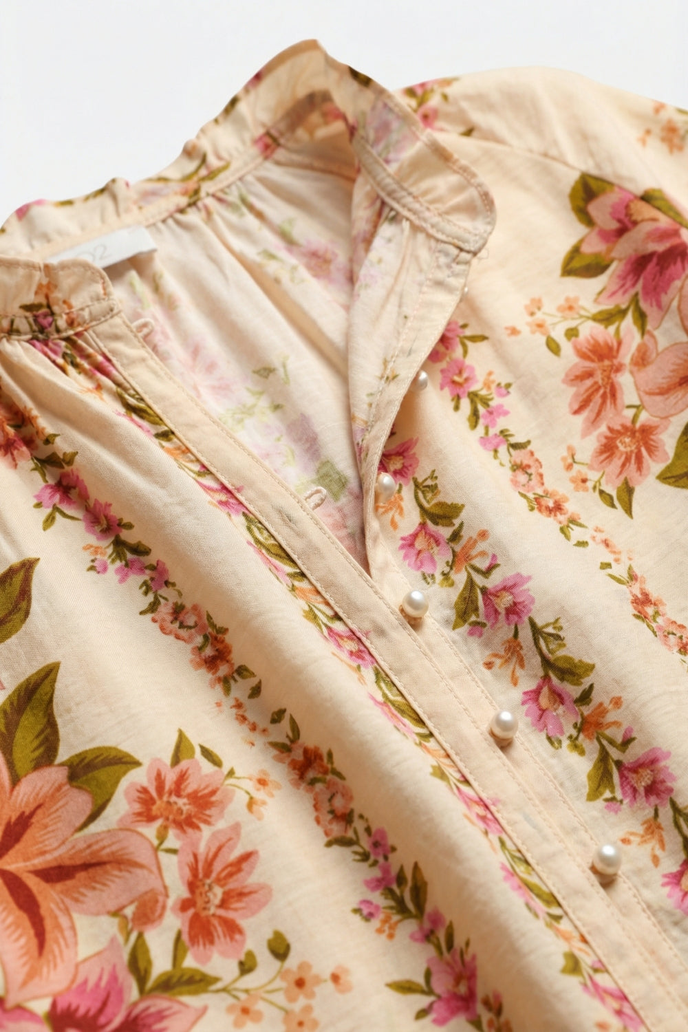 Blusa Boho com estampado floral em creme e gola com cordão