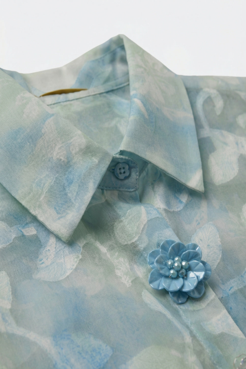 Camisa de chiffon leve com estampa floral e botões em azul claro