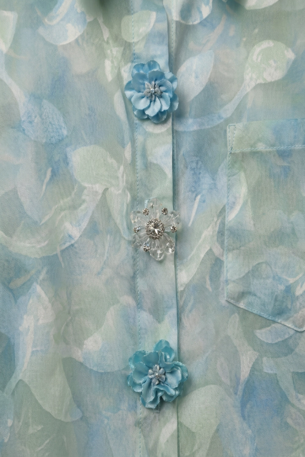 Camisa de chiffon leve com estampa floral e botões em azul claro