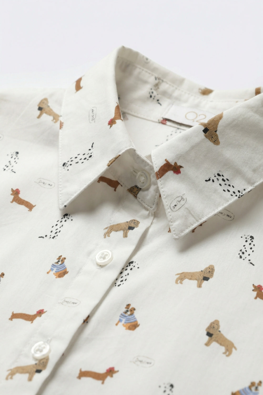 Camisa branca com botões e padrão de cão estampado