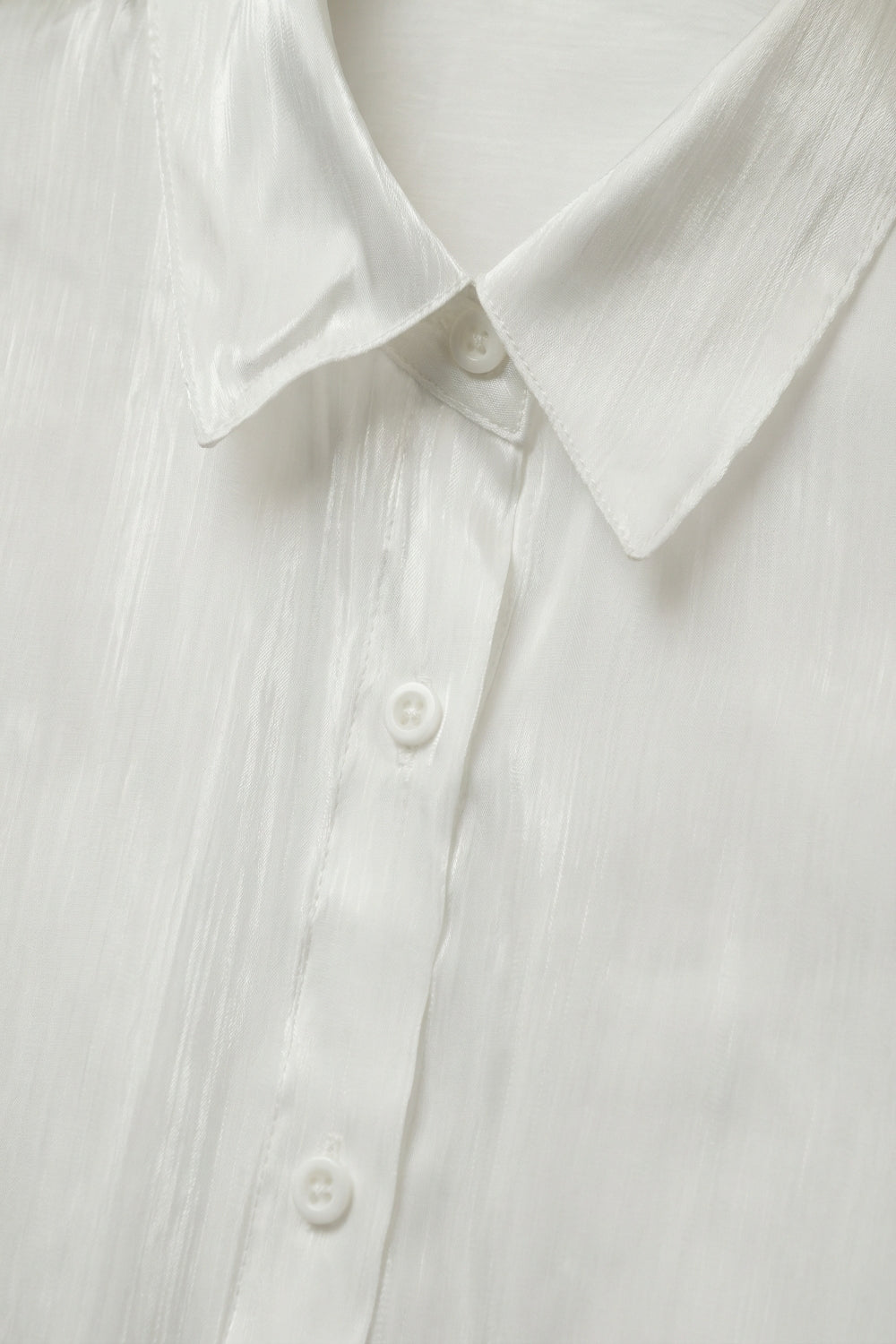Camisa de cetim branca brilhante com botões