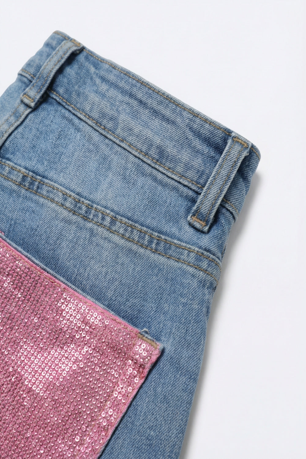 Jeans Denim Azul Claro com Bolsos Traseiros Rosa em Strass
