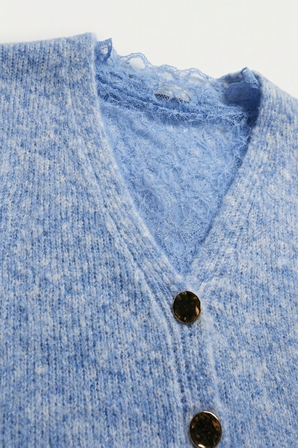 Casaco de malha sem mangas azul com renda e botões de prata
