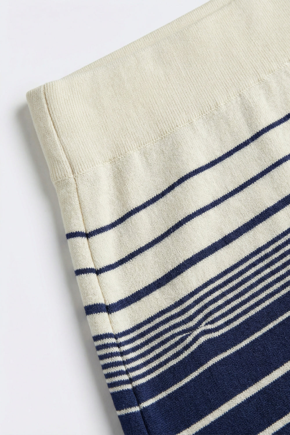 Saia midi de malha às riscas em azul-marinho com cintura em creme